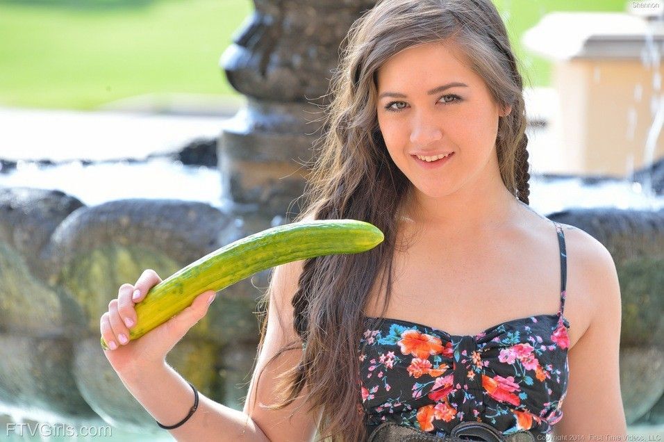 Fotos de uma linda novinha pelada em uma praça