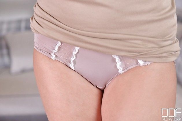 Ruiva tesuda tirou a roupa e mostrou a buceta